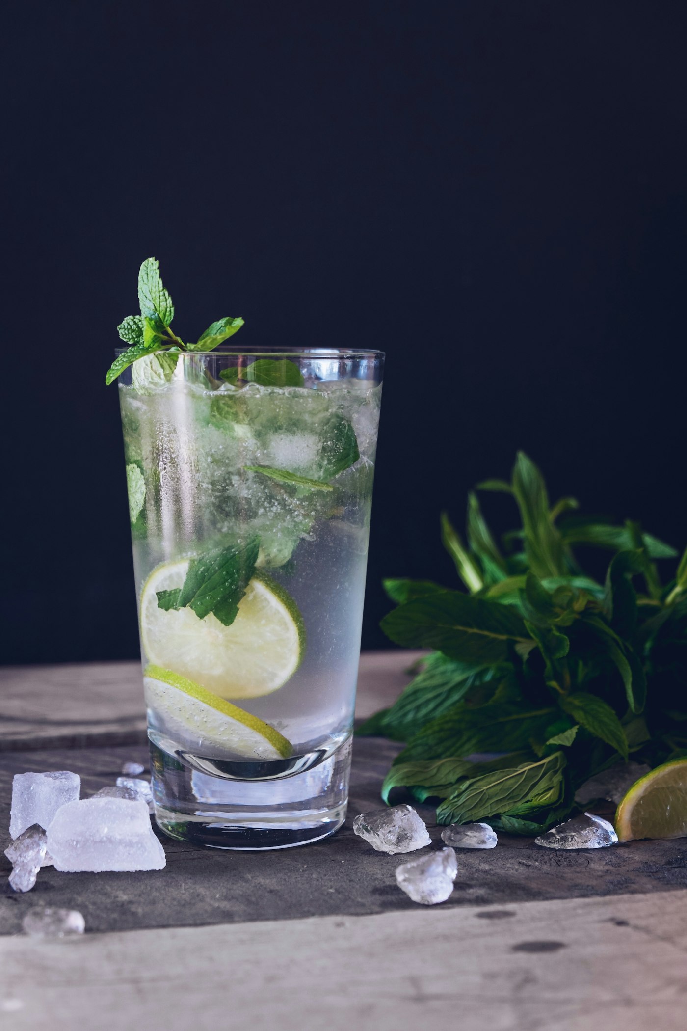 Refresco natural con lima y menta